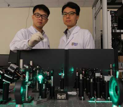Associate Professor Yang Hyunsoo (right) and Dr. Wu Yang from the NUS Faculty of Engineering and NUS Nanoscience and Nanotechnology Institute