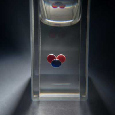 Three Droplets with Circulating Chemical Fronts Can Store Information