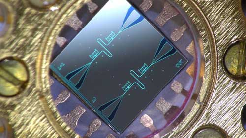 silicon chip, which has two parallel superconducting oscillators and a quantum-circuit refrigerators connected to them
