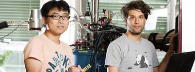 Hao Zhang (left) and Önder Gül with a Majorana-chip and experimental setup