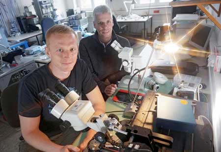 Dr Andreas Johannes (l.) and Prof. Dr Carsten Ronning in a laboratory