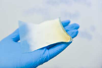 Multi-layer bandages made of biodegradable fibers and multifunctional bioactive nanofilms