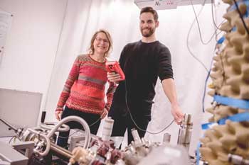 Karina Morgenstern and Karsten Lucht with an experimental set-up at Ruhr-Universität