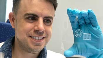 Empa researcher Gilberto Siqueira demonstrates a 3D-printed nanocellulose circuit