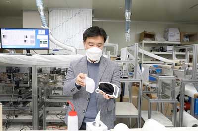 Professor Kim demonstrates a recyclable nano-fiber filter for mask