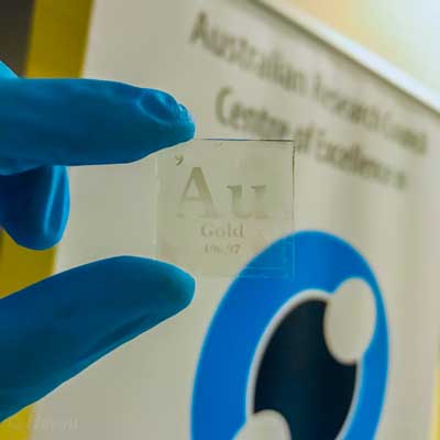 A logo of the element 'Au' assembled by electrophoretic deposition method with gold nanoparticles