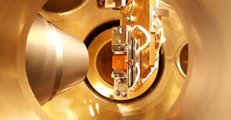 ultra-high vacuum chamber