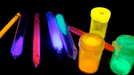 Emission of nano luminescent materials under UV light