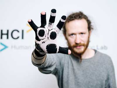 Polymerized glove that can be used to digitally capture hand movements
