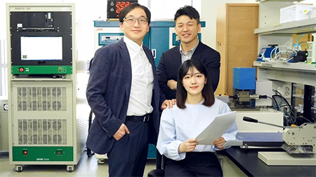 Clockwise from left: Prof. Yong Min Lee, Prof. Hongkyung Lee, and Ph.D. student Dahee Jin from the Department of Energy Science and Engineering, DGIST