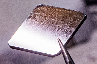 A thin film of 2D halide perovskite crystals