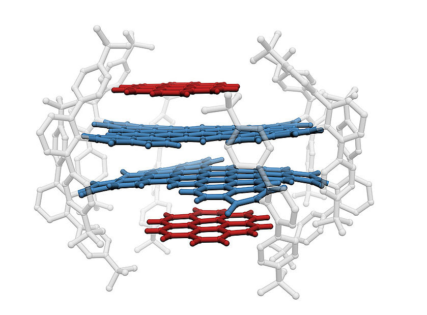 Two nanographenes (blue) with bulky substituents (grey) have each attached a PAH (red) to give a quadruple dye stack
