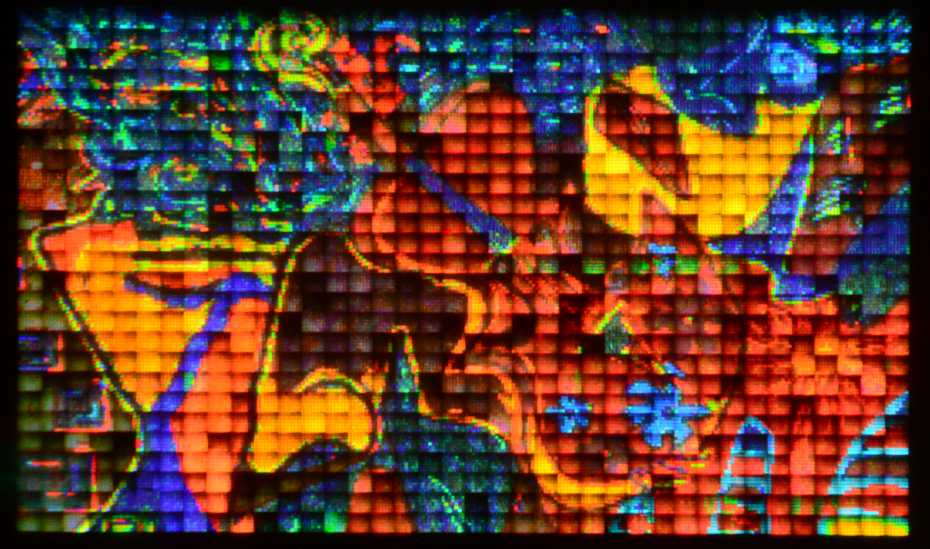 Enlargement of a 3D printed miniature image that generates bright structural colours