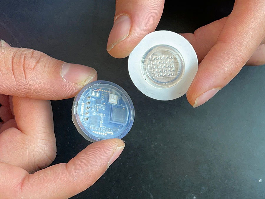 disposable microneedle patch detaches from the reusable electronic case.
