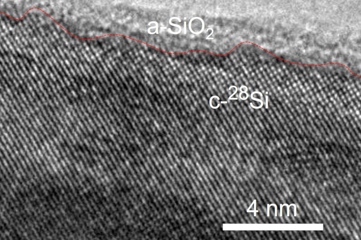 Transmission electron microscopy image showing a silicon-28 nanowire coated with silicon dioxide