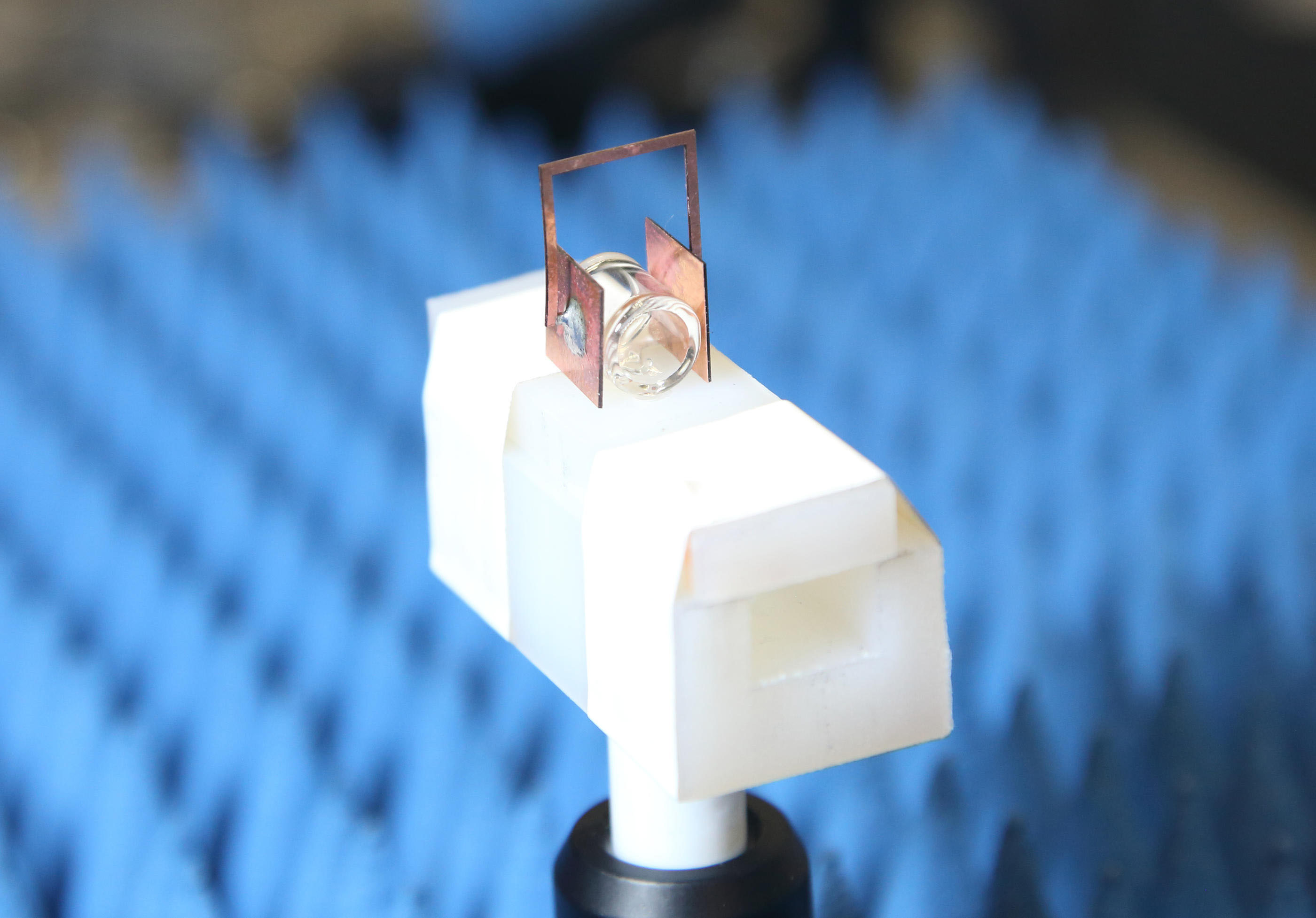 Copper 'headphones' boost the sensitivity of an atomic radio receiver