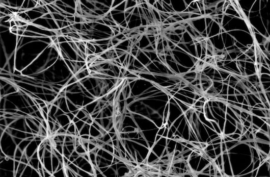 Una maraña de nanotubos de nitruro de boro sin procesar vistos a través de un microscopio electrónico de barrido