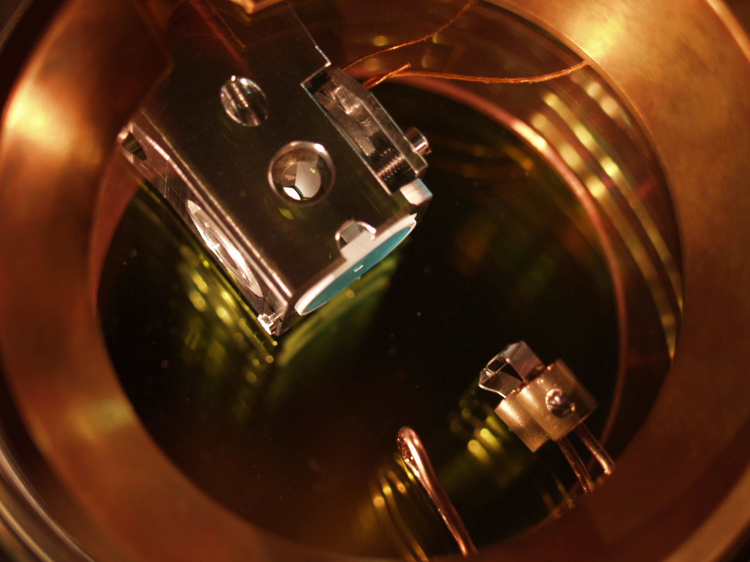 Setup of an optical resonator in a vacuum