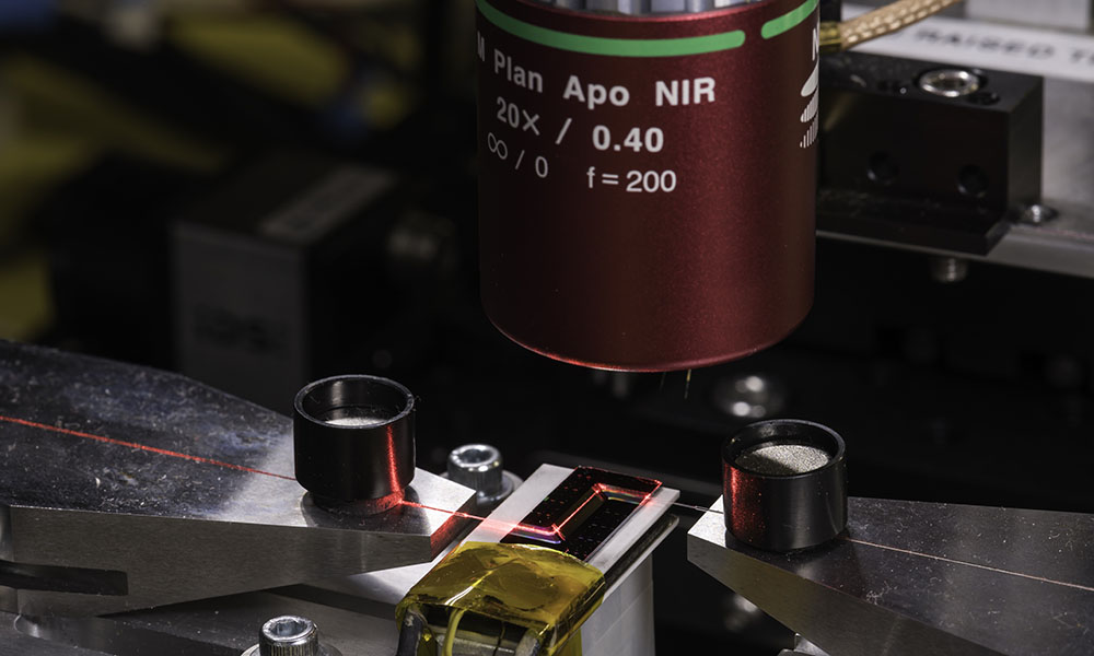 multi-color integrated laser that emits high-coherence light at telecommunication wavelengths