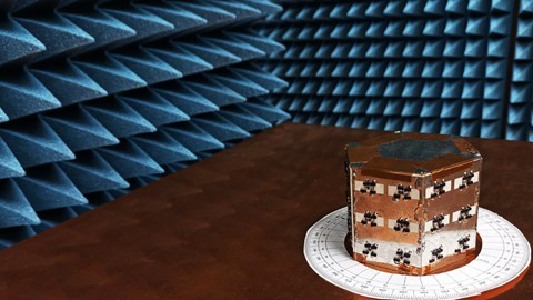 Metasurface-based waveform-selective reconfigurable antenna