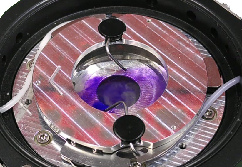 Fluid inside the Petri dish can be added or removed using the perfusion insert