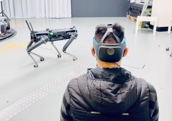 a headband to wirelessly control a robot using only brain waves