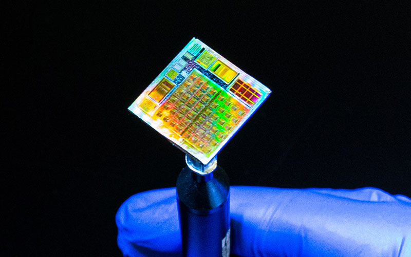 2D microchip using synthetic materials