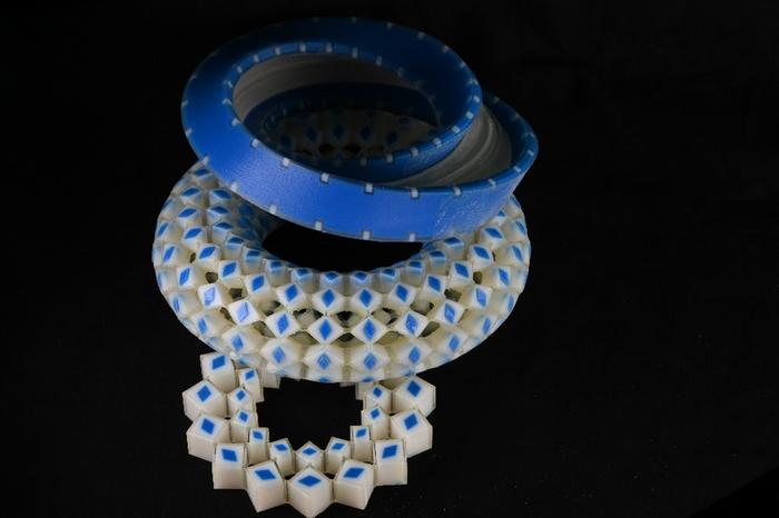 A 3D-printed Möbius strip (top) and two odd-numbered metarings