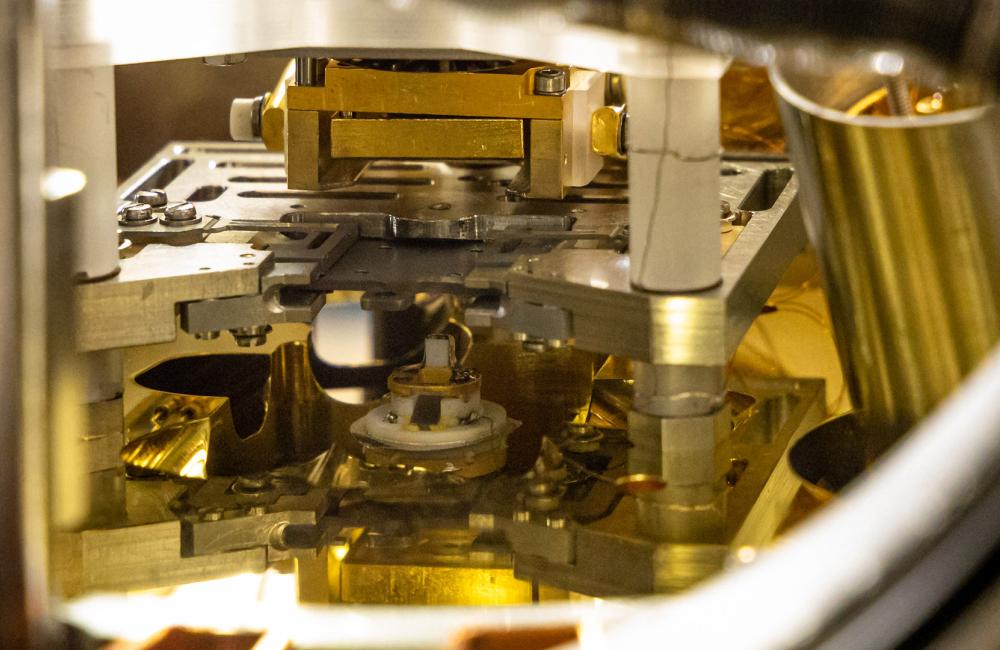 ultrahigh-vacuum atomic force microscope