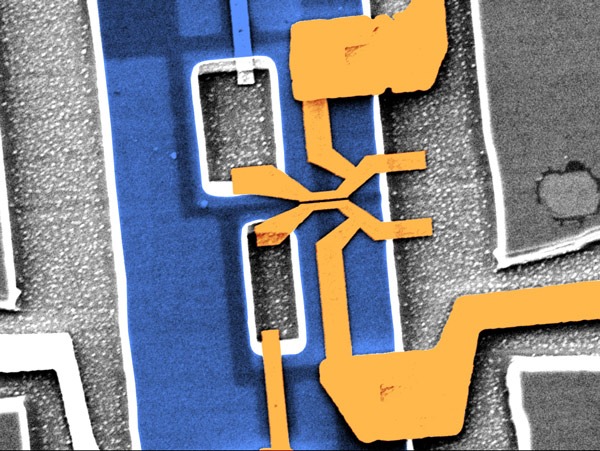Scanning electron microscopy image of the device, which uses two Josephson junctions to control the supercurrent flowing through one to the other