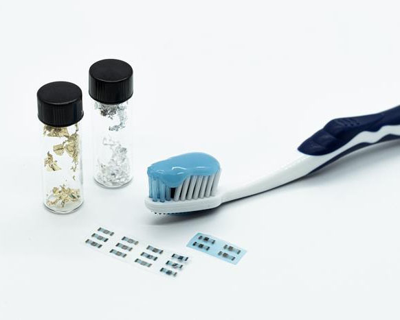 A toothpaste-based transistor
