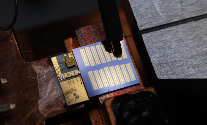 hybrid-integrated electro-optic frequency comb generator