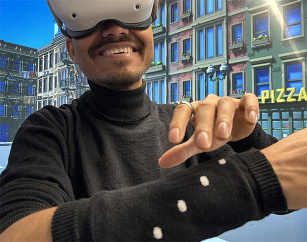 Seamless navigation in a virtual reality environment using a knitted sleeve with overbraided magnetic field sensors and a magnetic ring
