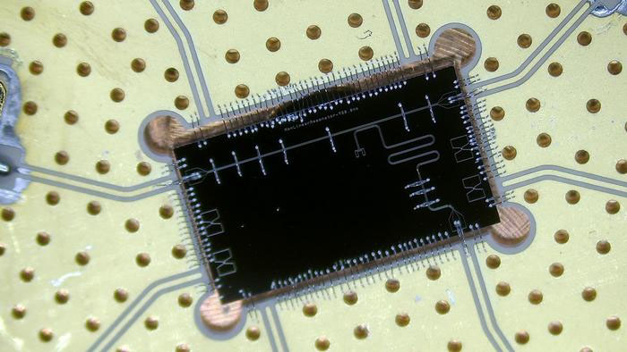 Nonlinear superconducting resonator circuit for investigating dissipative phase transitions