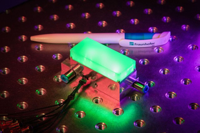 compact quantum magnetometer