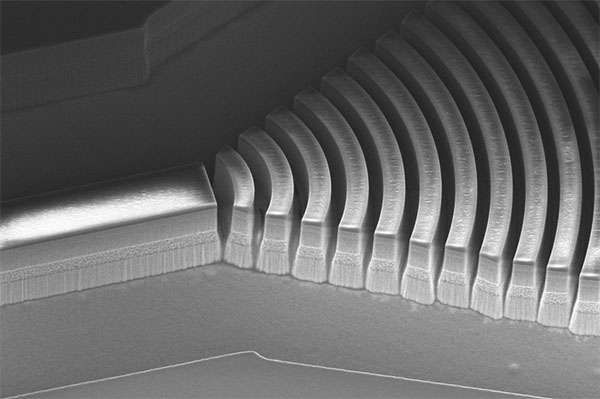 frequency comb using a double-chirped mirror