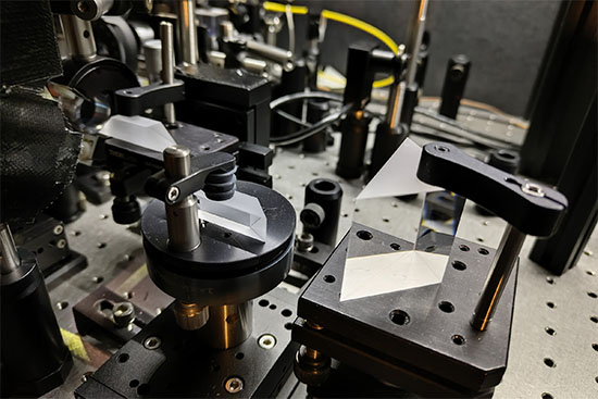 This Dove prism installed in the beam path of the interferometer generates an additional reflection of the incident light