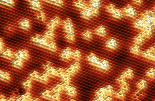 Clusters of 10 tantalum atoms, arranged in triangles, create stress in a crystal’s structure