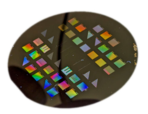 A chip based on nonlinear optics contains lasers in several dozen colors.