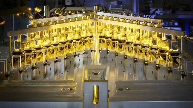 laser beams are directed onto a segmented mirror with increasingly smaller steps