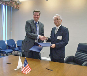 Dr. Gallagher, Deputy Director, NIST (left),
Dr. Nomakuchi, President, AIST(right)