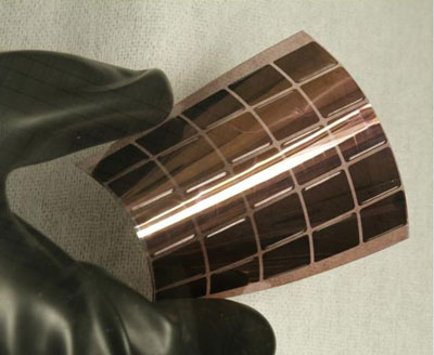 Modul aus organischen Halbleitern: Wenige hundert Nanometer dicke Solarzellen sind seriell miteinander verschaltet