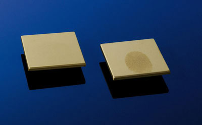 Die unsichtbare Nanobeschichtung reduziert die Sichtbarkeit von Fingerabdrücken auf matten Oberflächen aus Metall oder Kunststoff