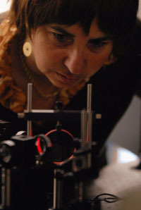 Prof. Luisa De Cola mit einer lichtemittierenden Diode