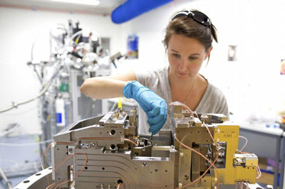 Dr. Iris Schmid, Physikerin am Paul-Scherrer-Insitut, beim Zusammenbau des NanoXAS-Röntgenmikrospektrops