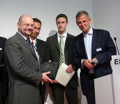Stellvertretend für das Fraunhofer IPA nahmen Joachim Seidelmann (links) und Florian Maier (2. von rechts) den Preis, überreicht von Q-Cells Vorstandsvorsitzenden Anton Milner (rechts), entgegen.