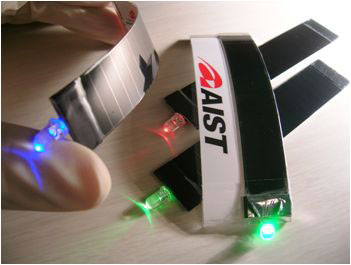 Integrated-type flexible CIGS solar cell modules and lighting LEDs powered by them