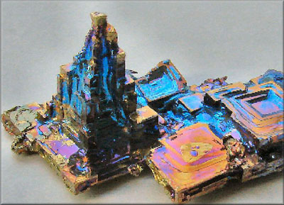 Bismutkristallgebirge aus polykristallinem Bismut