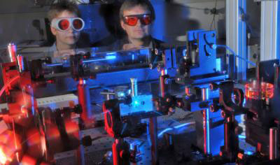 These are scientists Dr. Stefanie Tschierlei and Dr. Michael Schmitt working in a spectroscopy laboratory of Jena University.