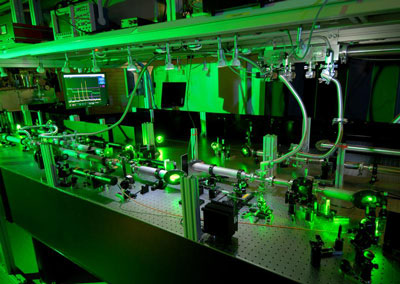 Der Hochleistungslaser Lightwave Synthesizer liefert Laserblitze im Terawatt-Bereich
